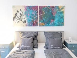 1 dormitorio con 1 cama y una pintura en la pared en Mosel-Loft en Bernkastel-Kues