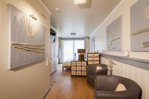 ein Wohnzimmer mit einem Stuhl und einem Schreibtisch in der Unterkunft FeWo Engler Gartenstraße Doppelzimmer in Lüneburg