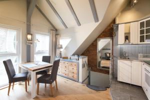 eine Küche mit Tisch und Stühlen in einem Zimmer in der Unterkunft FeWo Engler Gartenstraße Doppelzimmer in Lüneburg + 10 Fotos