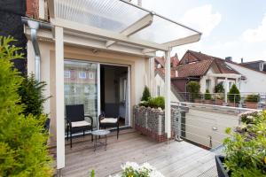 eine Terrasse mit einer Pergola auf einem Haus in der Unterkunft FeWo Engler Hindenburgstraße Doppelzimmer in Lüneburg