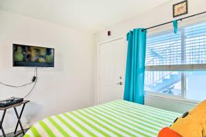 1 dormitorio con cama y ventana en Bright Gulf Coast Escape - 8 Mi to Johns Pass!, en St Pete Beach