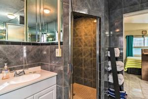 La salle de bains est pourvue d'un lavabo et d'une douche. dans l'établissement Bright Gulf Coast Escape - 8 Mi to Johns Pass!, à St. Pete Beach