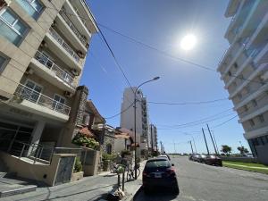 un coche aparcado en una calle al lado de un edificio en Temporariomdp - monoambiente a 50 mts del mar en Mar del Plata