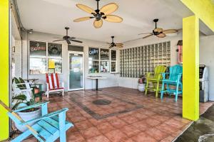 una stanza con sedie colorate e un tavolo di Idyllic Pass-A-Grille Studio - Walk to the Beach! a St Pete Beach