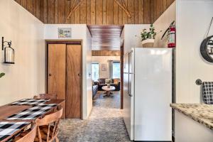 uma cozinha com um frigorífico e uma sala de estar em Pinecrest Retreat with Fireplace! em Pinecrest