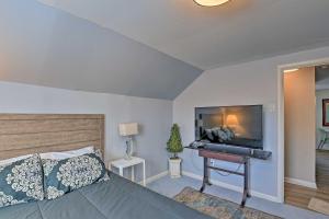 Televisyen dan/atau pusat hiburan di Spacious Lexington Studio 2 Miles to Rupp Arena