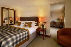 Ένα ή περισσότερα κρεβάτια σε δωμάτιο στο Macdonald Tickled Trout Hotel