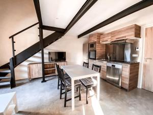 cocina con mesa y sillas en una habitación en Residence du Batailler, en Le Lavandou