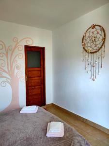 1 dormitorio con un mural en la pared en Casa Ramia, en Vama Veche
