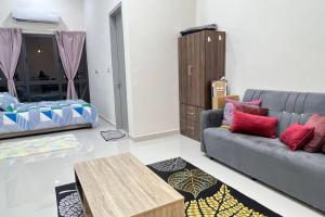 a living room with a couch and a coffee table at KLIA Homestay Core Soho Suites by Yuyu Star Suites in Kampong Bekoh