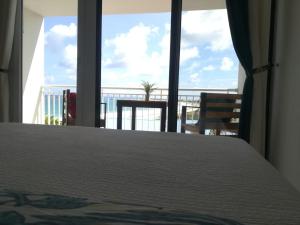 een slaapkamer met een bed en uitzicht op de oceaan bij Happy Residence - Orient Beach 09 in Saint Martin