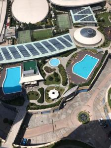 una vista sul tetto di un edificio con due piscine di Mall Of İstanbul Residence 1+1 a Mahmutbey