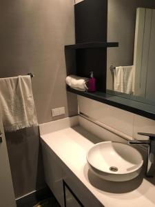 bagno con lavandino bianco e specchio di Mall Of İstanbul Residence 1+1 a Mahmutbey