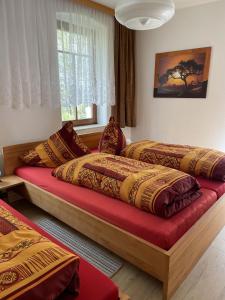 drie bedden in een kamer met bij Privathaus Wehle in Kurort Gohrisch