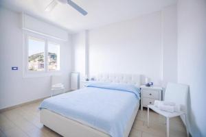 A bed or beds in a room at Riva al mare