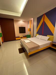 sypialnia z łóżkiem i obrazem na ścianie w obiekcie Hi-End Sriracha Resort & Hotel w mieście Ban Nong I Bu