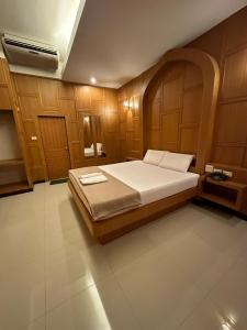 A bed or beds in a room at Hi-End Sriracha Resort & Hotel