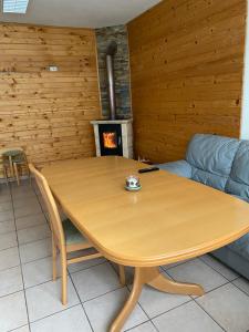 una mesa de madera en una sala de estar con chimenea en Apartma Regina, en Slovenj Gradec