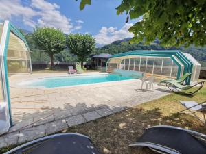 Bazén v ubytování chateau d'escart nebo v jeho okolí