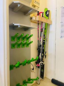 een kamer met een berg ski's aan de muur bij Ski apartment 3 valleys in Les Menuires