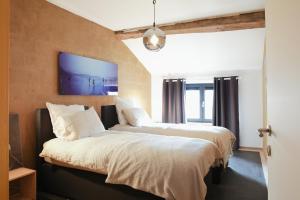 Sainte-CécileにあるLa Grange du Donatのベッドルーム1室(隣り合わせのベッド2台付)