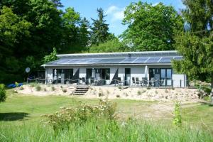 una casa con paneles solares encima en naturnah, mit Terrasse, Garten und Meerblick - Ferienwohnung auf dem Teschenberg, en Middelhagen