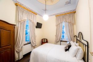 A bed or beds in a room at Archontiko Naoumidi