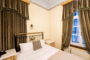 A bed or beds in a room at Archontiko Naoumidi