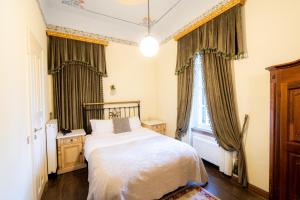 A bed or beds in a room at Archontiko Naoumidi