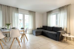 a living room with a couch and a table at Modern Wohnen I Smart TV I Terrasse I 2x Parkplatz I 2 Schlafzimmer I 6 Schlafplätze in Bad Oeynhausen