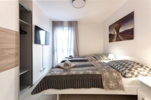 een slaapkamer met een groot bed en een raam bij Modern Wohnen I Smart TV I Terrasse I 2x Parkplatz I 2 Schlafzimmer I 6 Schlafplätze in Bad Oeynhausen