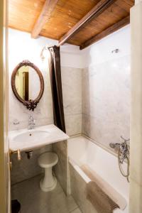 A bathroom at Archontiko Naoumidi