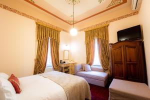 A bed or beds in a room at Archontiko Naoumidi