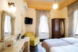 A bed or beds in a room at Archontiko Naoumidi