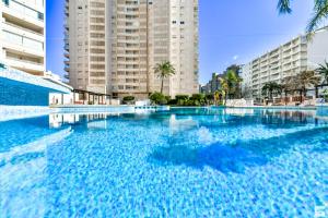 ein großer Pool vor hohen Gebäuden in der Unterkunft Apartamento Apolo XVII 31 - Grupo Turis in Calpe