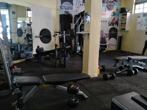 Fitness centrum a/nebo fitness zařízení v ubytování Cozy Rooms JKIA - 3 Bedroom With 5 Beds, 2Baths