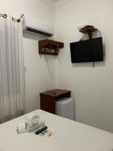 um quarto com um aquecedor e uma televisão num quarto em Pousada Vilas Boas em Barreirinhas