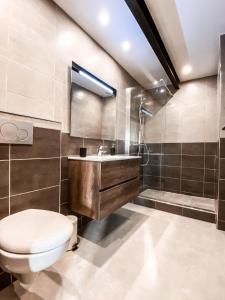łazienka z toaletą i umywalką w obiekcie Residence du Batailler w mieście Le Lavandou