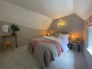 una camera da letto con un grande letto in mansarda di Jacks Cottage, Curbar a Curbar