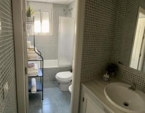 a bathroom with a white toilet and a sink at Apartamento Liru Bormujos, a 5 minutos de Sevilla in Bormujos