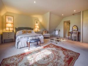 una camera con un grande letto e un tappeto di Grindstone Mill ad Alderley