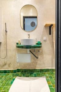 uma casa de banho com um lavatório e um espelho em Maison Meurisse Marrakech em Marrakech