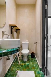 uma casa de banho com um WC branco e um lavatório. em Maison Meurisse Marrakech em Marrakech