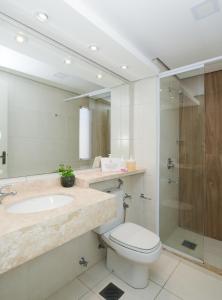 een badkamer met een toilet, een wastafel en een douche bij N3A1 - New, Nice, for Long and Short Stay in Asuncion