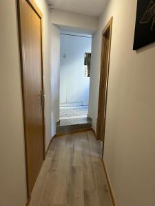 um corredor com uma porta aberta para um quarto em BF Suites & Apartments no Porto
