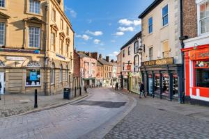 an empty street in a city with buildings at Finest Retreats - Market View in Ripon