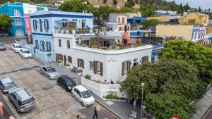 uma vista aérea de uma cidade com carros estacionados em frente a um edifício em The Charles Cafe & Guesthouse em Cidade do Cabo