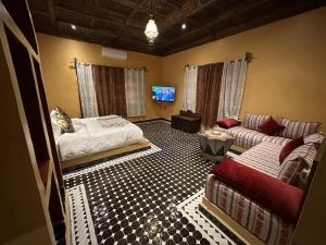 TV a/nebo společenská místnost v ubytování Hotel Riad Xaluca