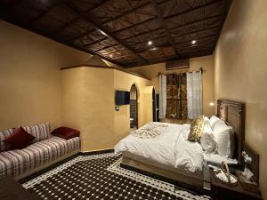 Postel nebo postele na pokoji v ubytování Hotel Riad Xaluca