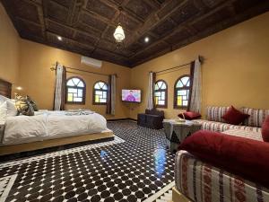 TV a/nebo společenská místnost v ubytování Hotel Riad Xaluca